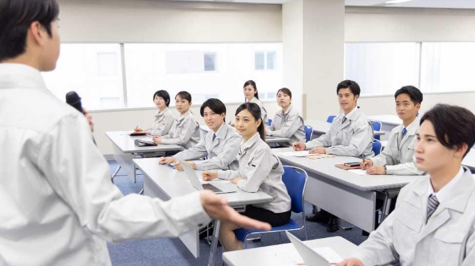 安全教育中の講師の表情と姿勢が伝わり方を変える｜見せ方で信頼をつくる安全教育