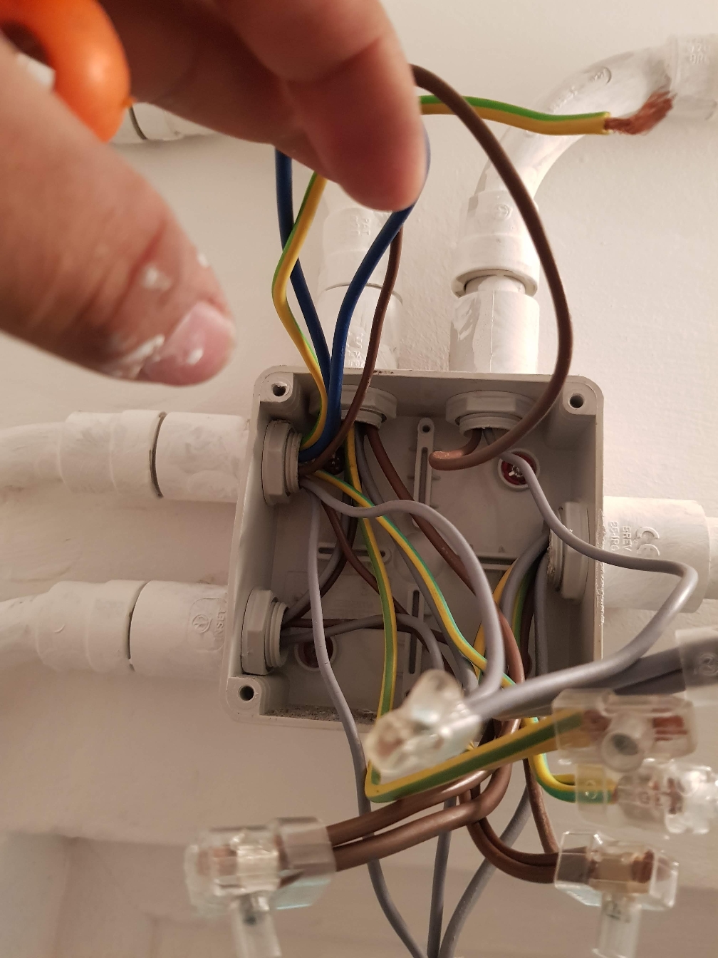 REALIZZAZIONE D'IMPIANTI ELETTRICI