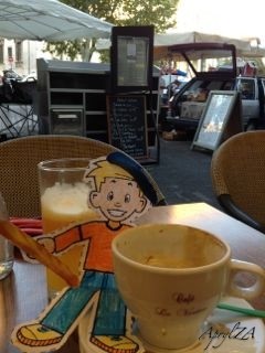 Flat Stanley à Cafe le Verdun, Palais de Justice, Aix-en-Provence, France