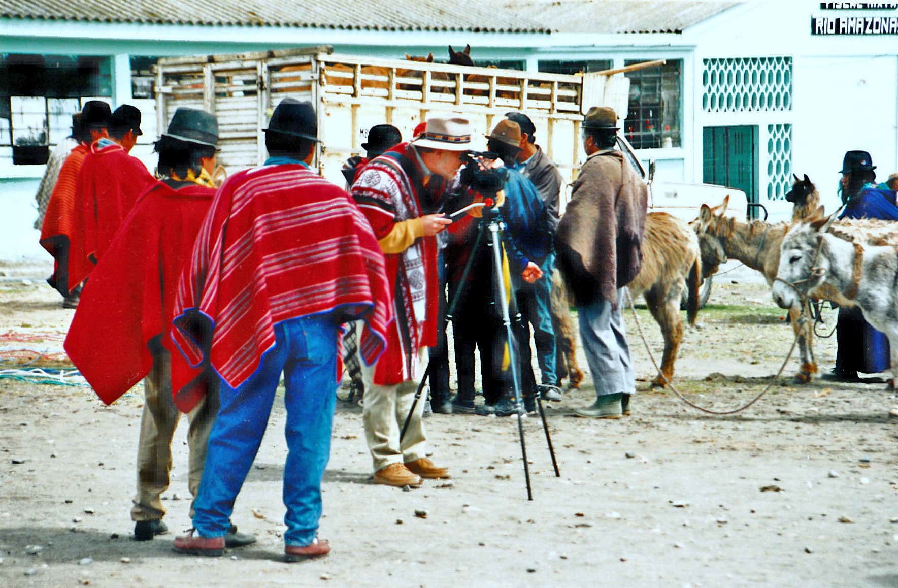 Mit Poncho im Hochland in Zumbahua, Ecuador 