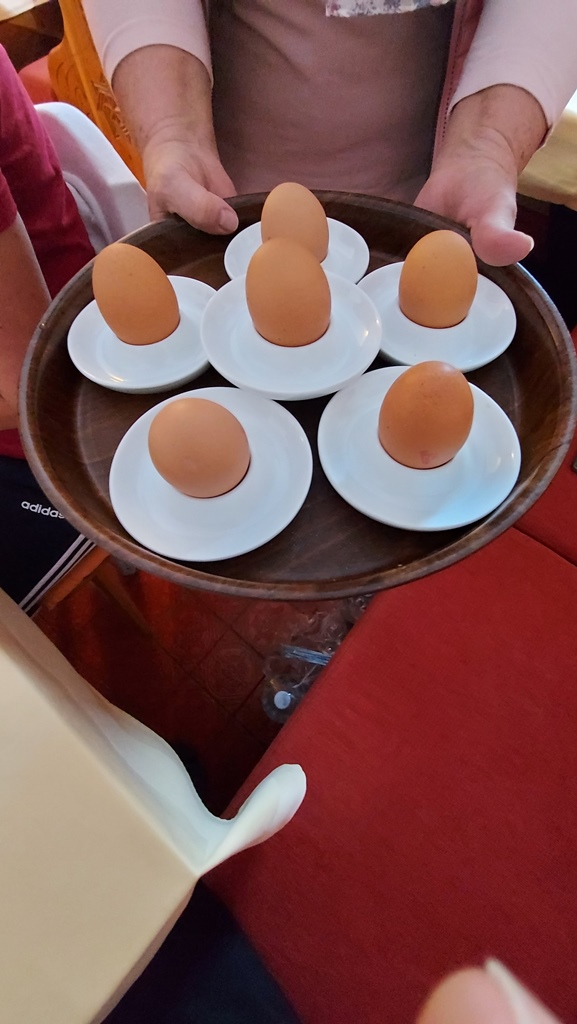 Früchstück mit Ei von glücklichen Hühnern