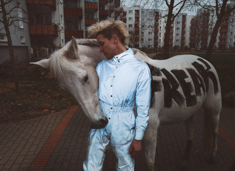 "Keine Liebe verdient" - DEINE COUSINE veröffentlicht letzte Vorabsingle von "FREAKS"