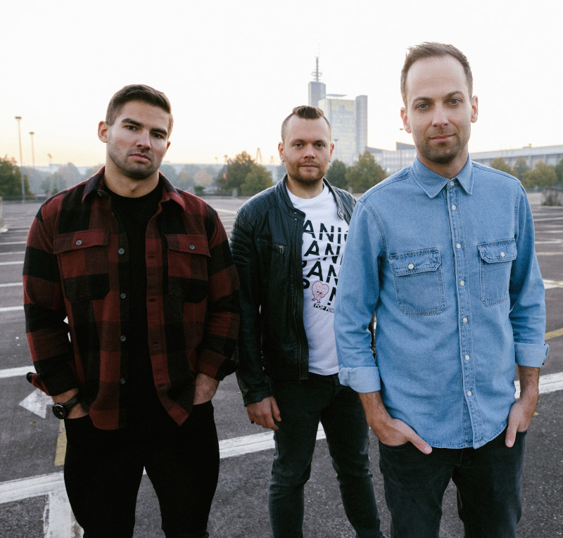 MODEL TRIFFT SÄNGER: In ihrer neuen Single wird Three Minute Picture der Kopf verdreht