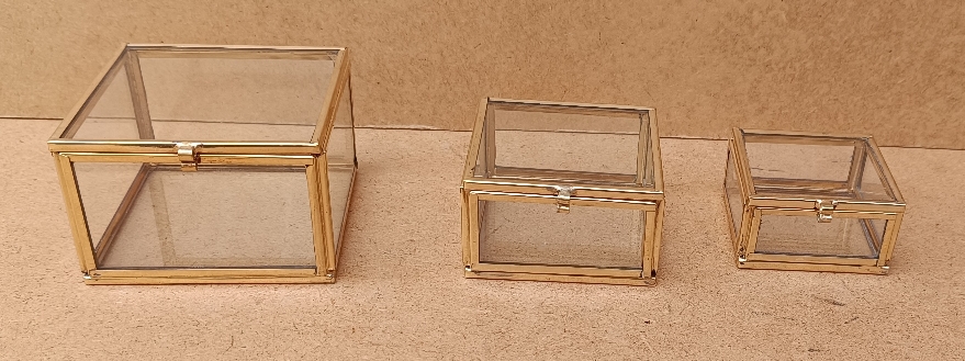 Cajas cristal filo latón. Ref 36798. Grande 8x8x5. Mediana 6,5x6,5x4. Pequeña 5,5x5,5x3. Consultar medidas disponibles 