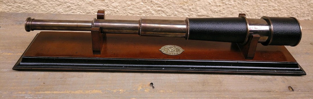 Catalejo con base de madera. Ref KA023F. 48x5,5. Base 51x10