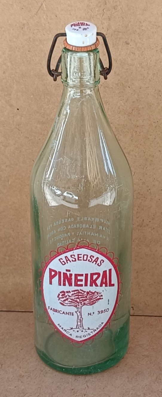 Botella antigua de gaseosa gallega Piñeiral. Ref RG032. 32x9
