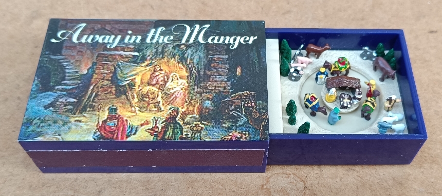 Caja cerillas musical con movimiento "Away in the manger". Ref MR9951. 14x5,5x3 abierta 