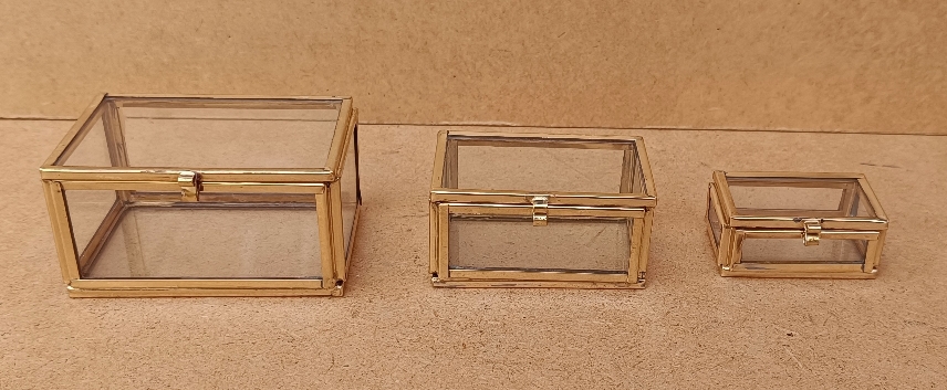 Cajas cristal filo latón. Ref 36796. Grande 8x6x4. Mediana 6,5x5x3,5. Pequeña 5x3,5x2. Consultar medidas disponibles 