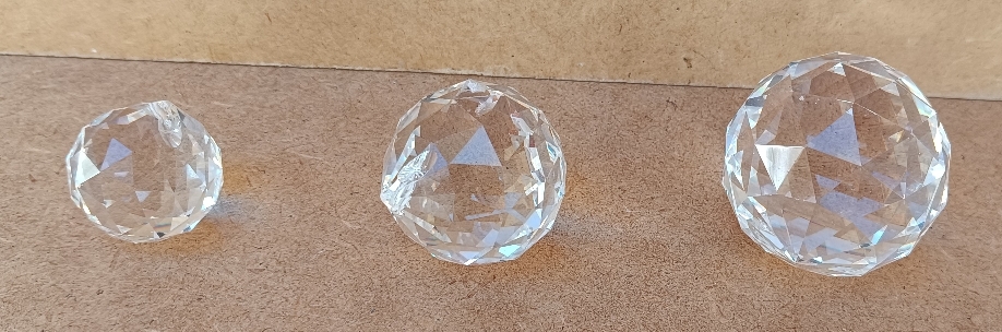 Bolas de cristal tallado. Grande 5 cms. Mediana 4 cms. Pequeña 3 cms. 