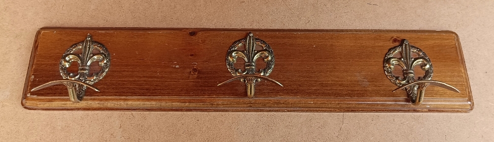 Perchero madera y bronce. Ref 740/3. 58x12x7