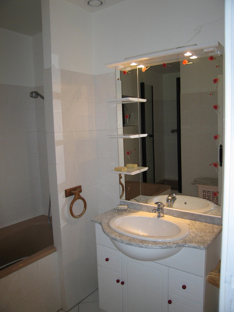 La salle de bain des "coquelicots", douche et bain séparés.