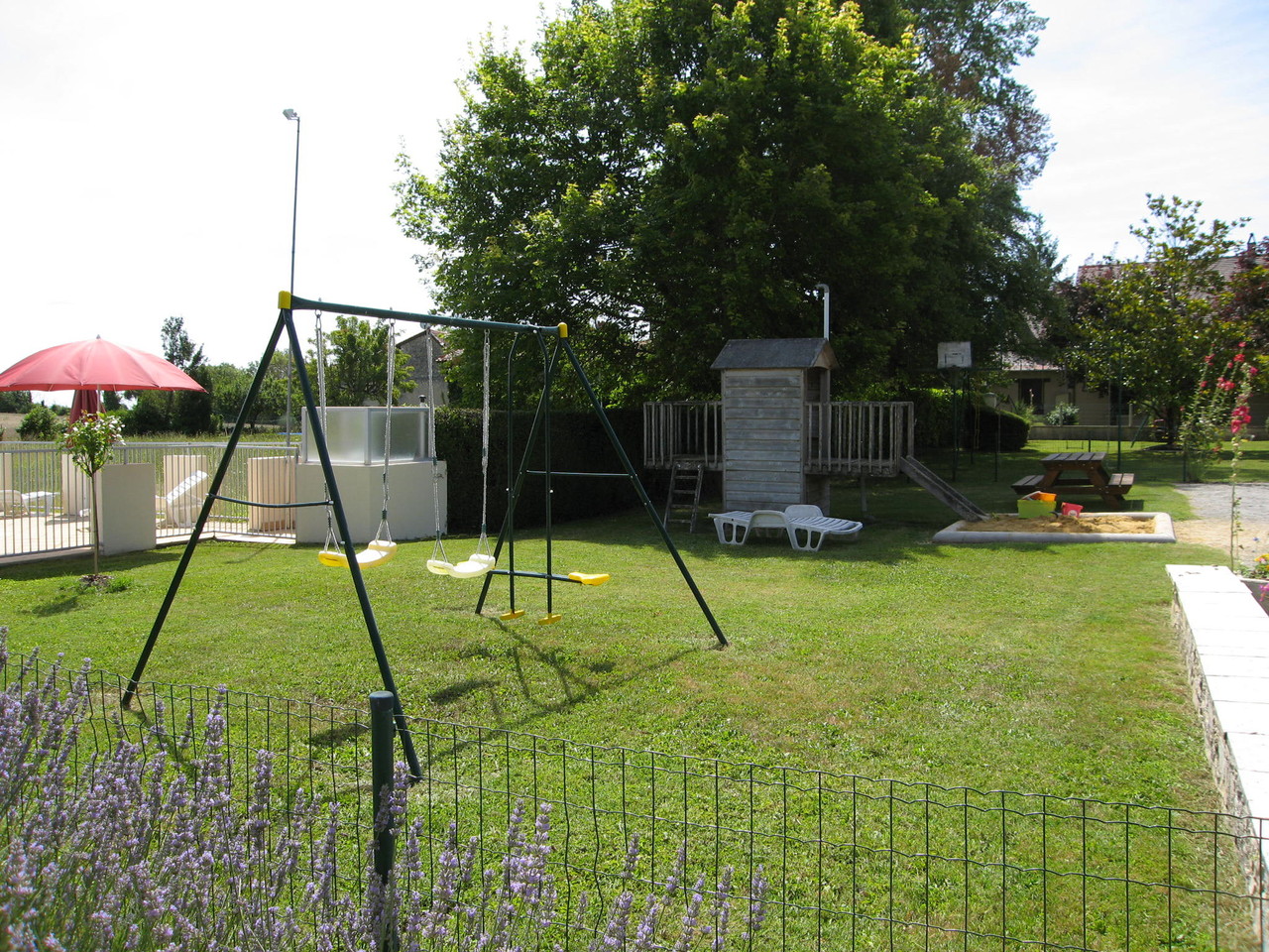Son jardin : portique, maisonnette bois-tobogan-bac à sable