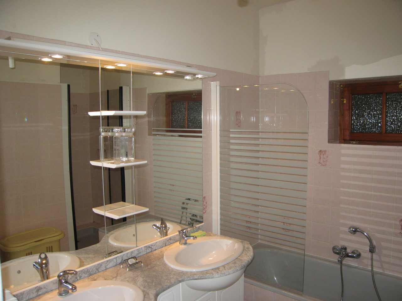 Une salle de bain (douche et bain séparés)