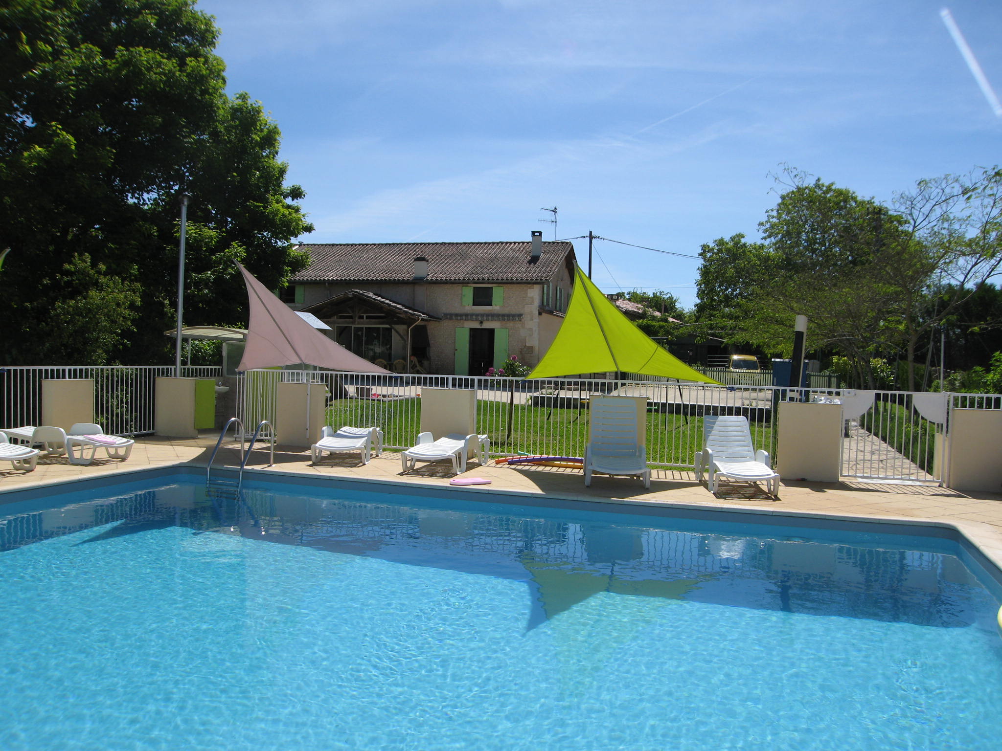 De la piscine, vue sur la maison "Coquelicots et violettes"