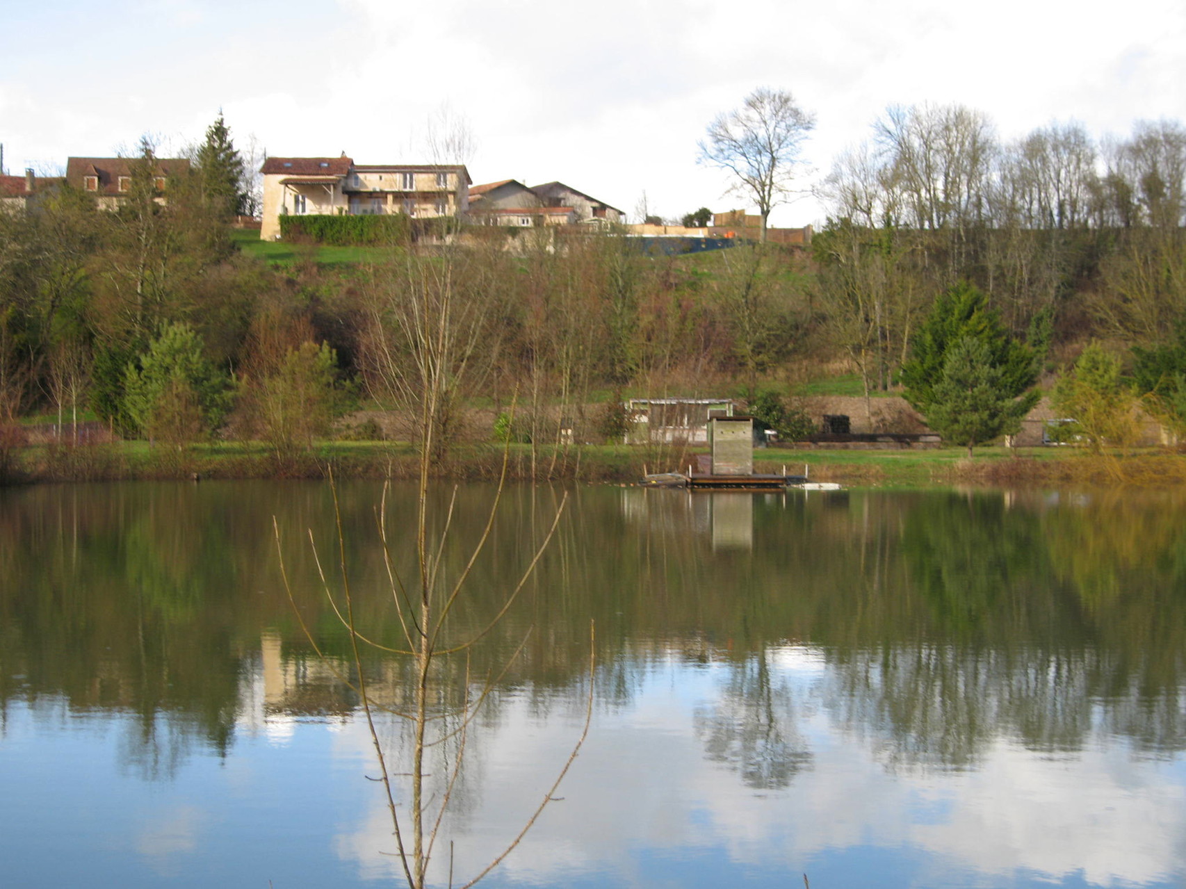 L'étang : situé à 300m, non visible des maisons, entièrement clôturé.
