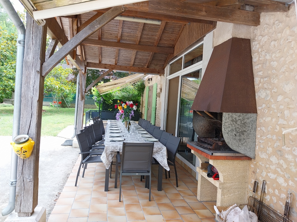 La terrasse : grande tablée près du barbecue