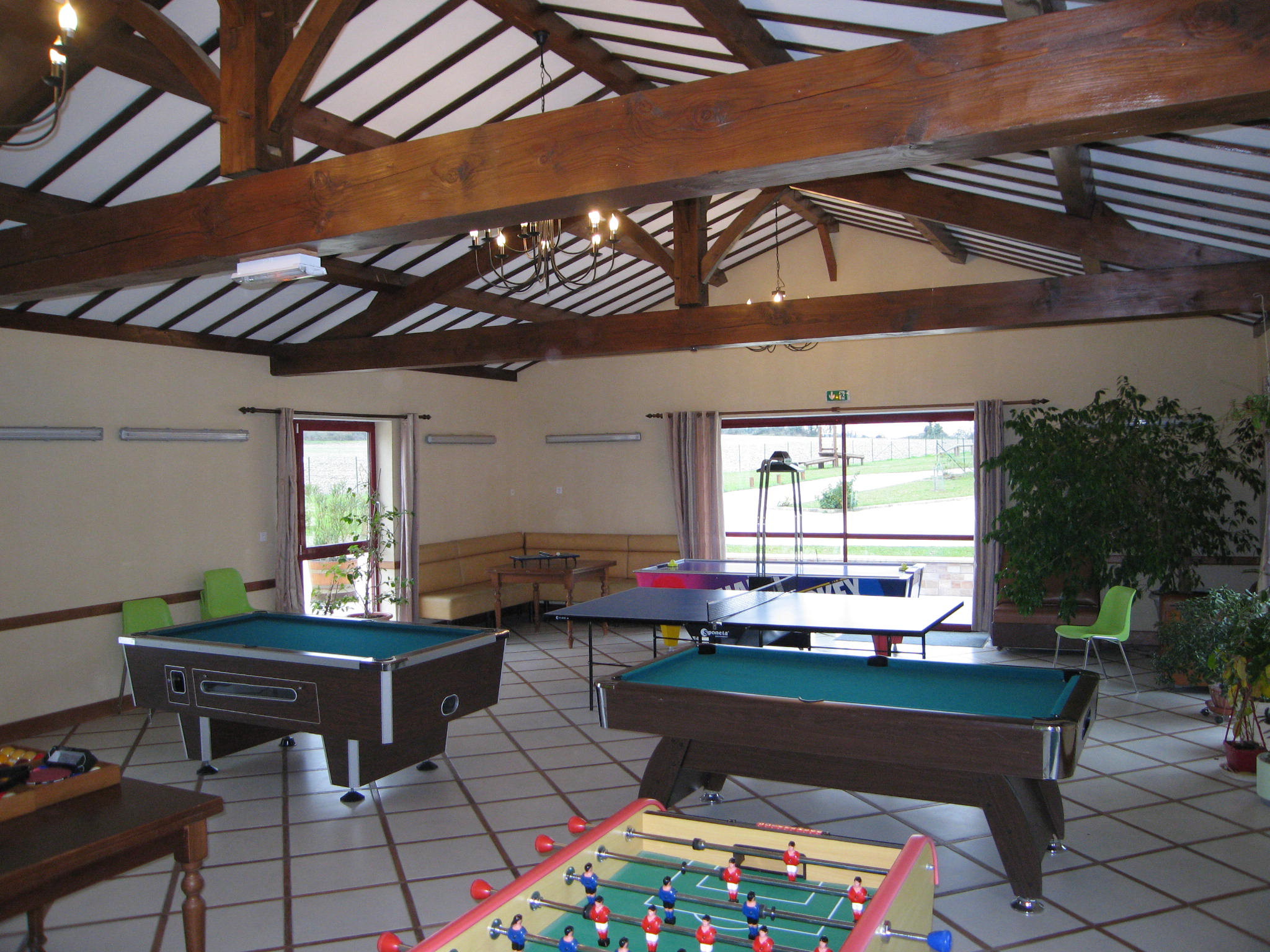 La salle de jeux à usage gratuit : air-hockey, baby-foot, billard russe, français et anglais, tennis de table.
