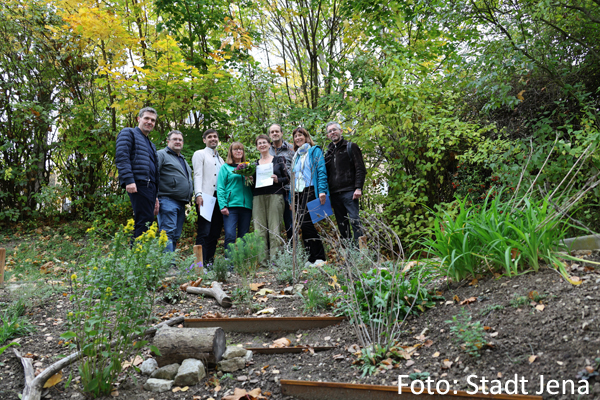 Gruppenfoto anlässlich der Preisverleihung "Grüne Oase in Jena 2025" an Christina Zaubitzer für ein naturnah und artenreich bepflanztes Vorgartenbeet am Wohnblock