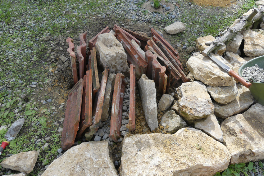 alles in ein Kalkschotter-Fundament für festen Sitz