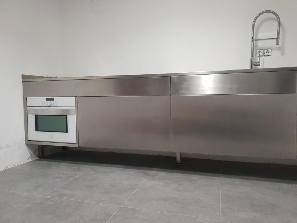 Cocina de diseño en acero inoxidable en Murcia, Alicante. - Escaleras