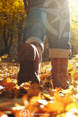 Mensch spaziert im Wald oder Park und reagiert so seine Wut ab