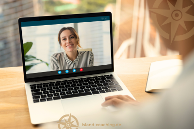 Eine Person schaut auf einen Bildschirm und führt ein Online-Coaching durch. Das ist eine effektive Lösung und ein Plus an Flexibilität.