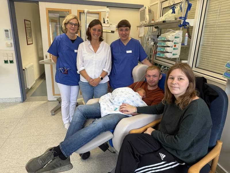 Chefärztin Dr. Meike Franssen (li.) und Pflegefachleitung Maria Sturm von St. Franziskus Hospital freuen sich über die Spende von Iris van Deest (hinten Mitte) von der Praxis für Pränatalmedizin am Bült für einen neuen Känguru-Stuhl. 