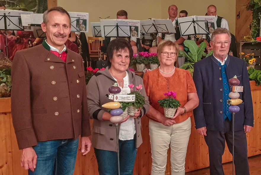 Kreisvorsitzender Florian Seestaller, 1. Vorstand für Petting Elvira Kraller, geehrt für den gesunden Gemüsegarten, Luise Steinmaßl und stellvertretender Landrat Josef Konhäuser. Anton Haunerdinger war bei der Feier verhindert. 