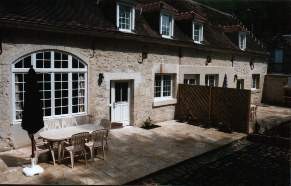 terrasses des gites avec piscine près de Laon dans l'Aisne