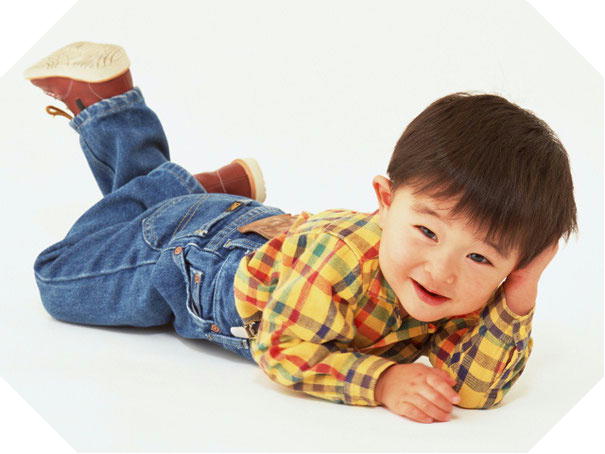 可愛い男の子が寝転がっている画像