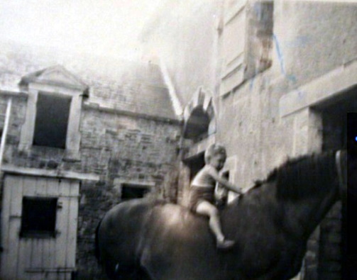 Le cheval et l'auteur au Locheur (Calvados) vers 1948
