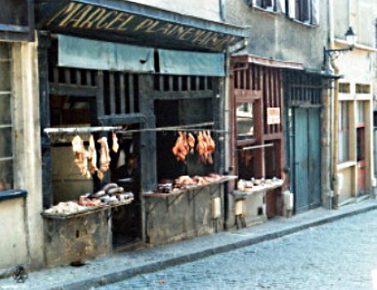 Rue de la boucherie avec encore quelques commerces de viandes (années 60)