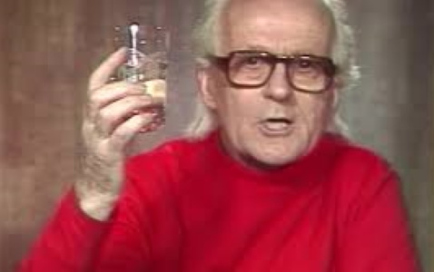 René Dumont buvant un verre d'eau à la fin d'une intervention télévisée en 1974