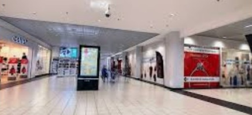 Des enseignes dans la galerie couverte