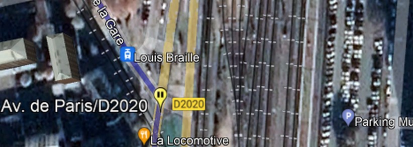 Passage perpendiculaire aux voies à environ 500m de la gare actuelle (Sur cette photo illustration de Google Earth, on discerne la rangée de voitures en épi ajoutée  