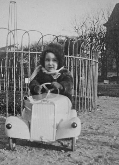 En voiture à pédales au Jardin des Plantes de Paris vers 1950 