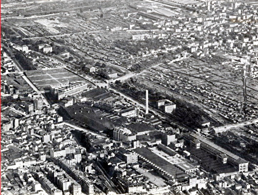 En 1920 : à gauche les usines Panhard à Paris 13 ème, à droite la zone et Ivry sur Seine 