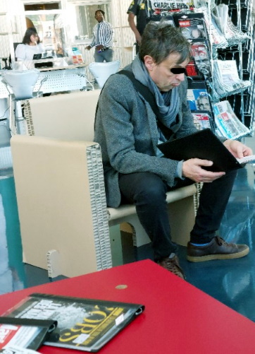 Bien moins convaincant : "fauteuil" en carton alvéolaire nouvellement installé à la médiathèque d'Orléans (spartiate, limité à 150 kg, 280€ TTC) 