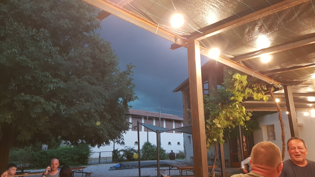 Noch saßen wir draußen, aber der Himmel wurde immer dunkler