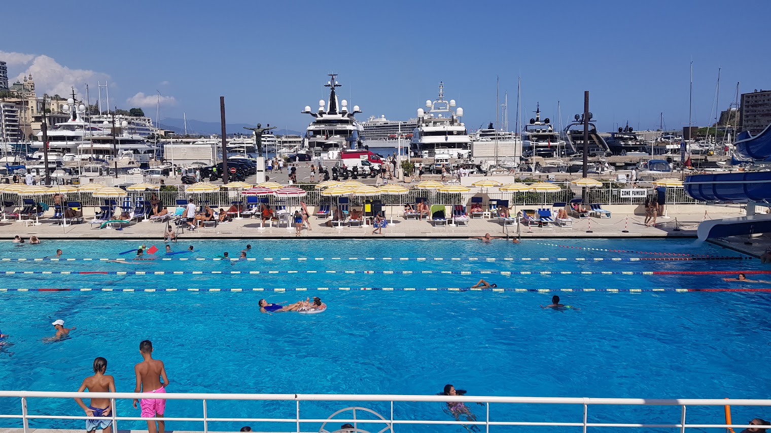Mangels Strand gibt es im Hafen ein Schwimmbad