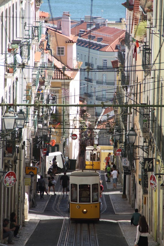 Mit der Drahtseilbahn von unten nach oben