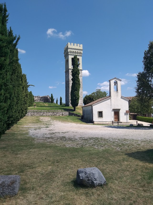 Auf dem Berg: Der Turm und die Kirche stehen noch