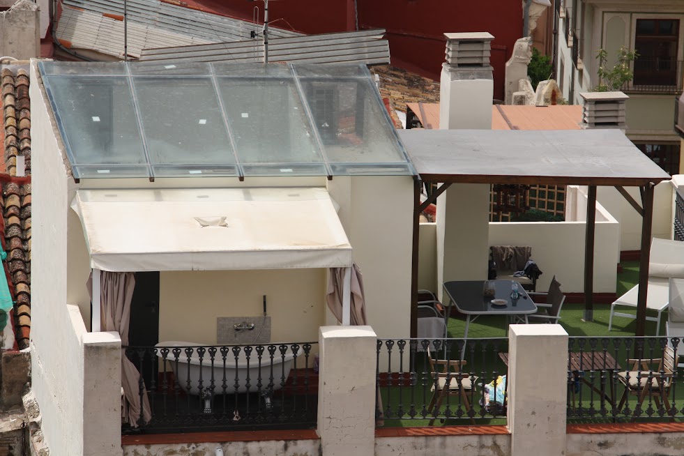 Die Einwohner scheinen ihr Bad auf dem Balkon zu nehmen