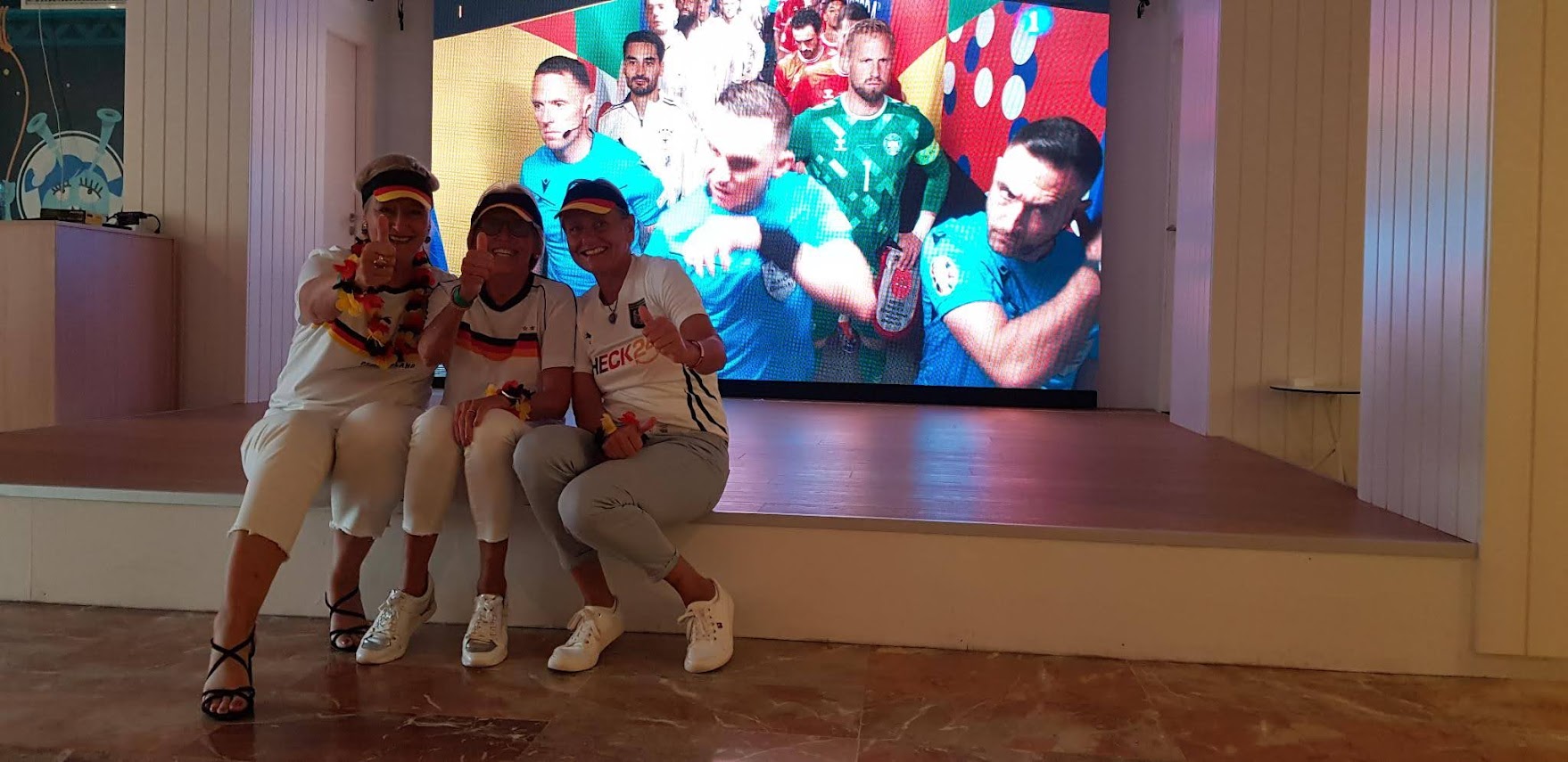 Drei Mädels und die Mannschaft