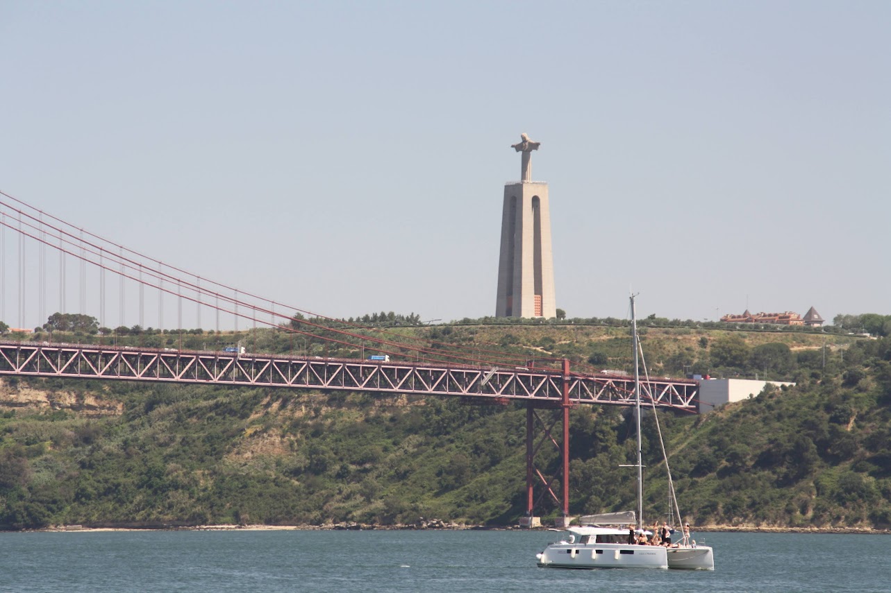 Die Christus-Statue trohnt - ähnlich wie in Rio - hoch oben am gegenüberliegenden Ufer des Tejo