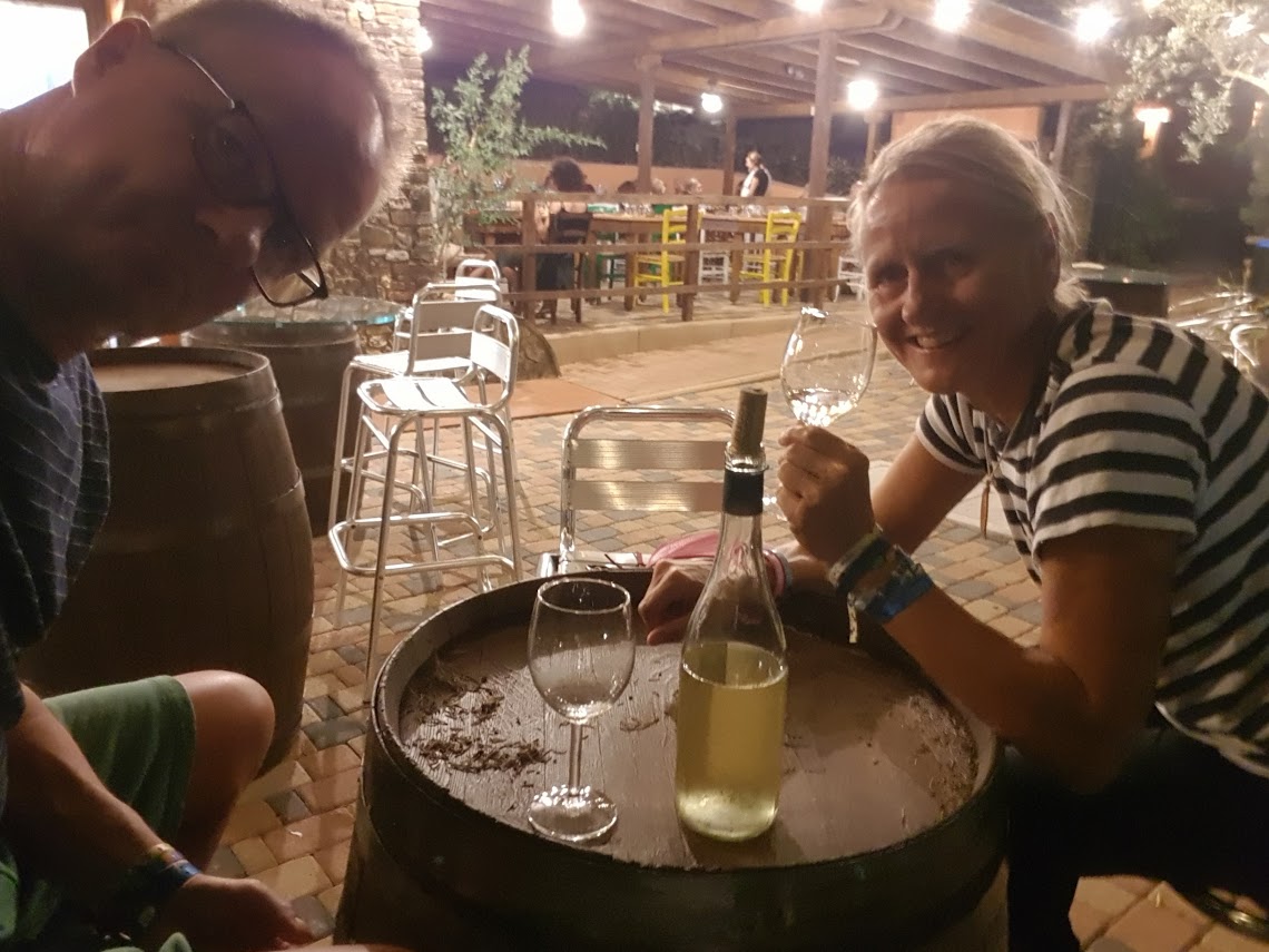 Wir testen den hauseigenen Wein - lecker