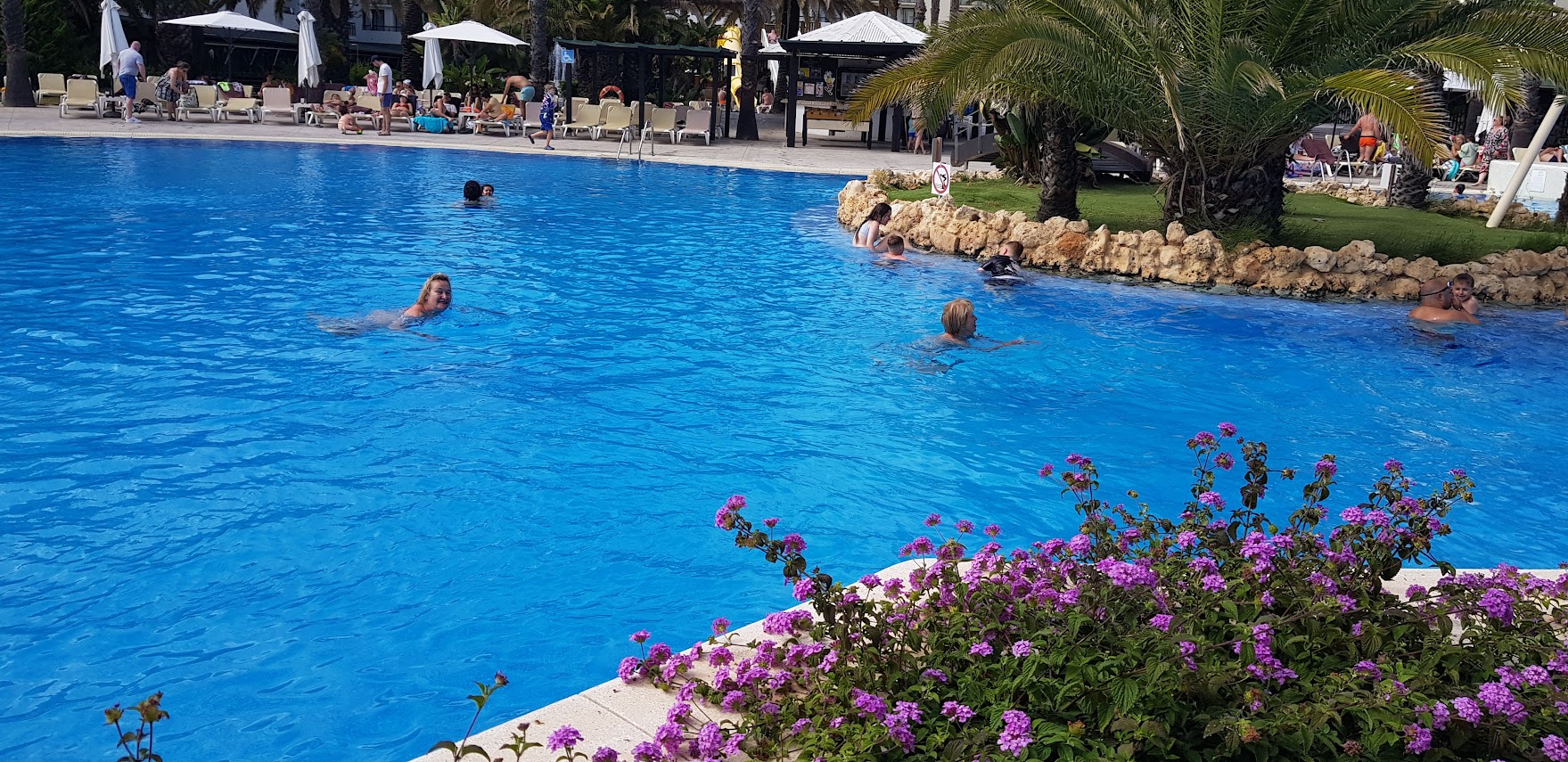 Zwei Cousinen gehen baden