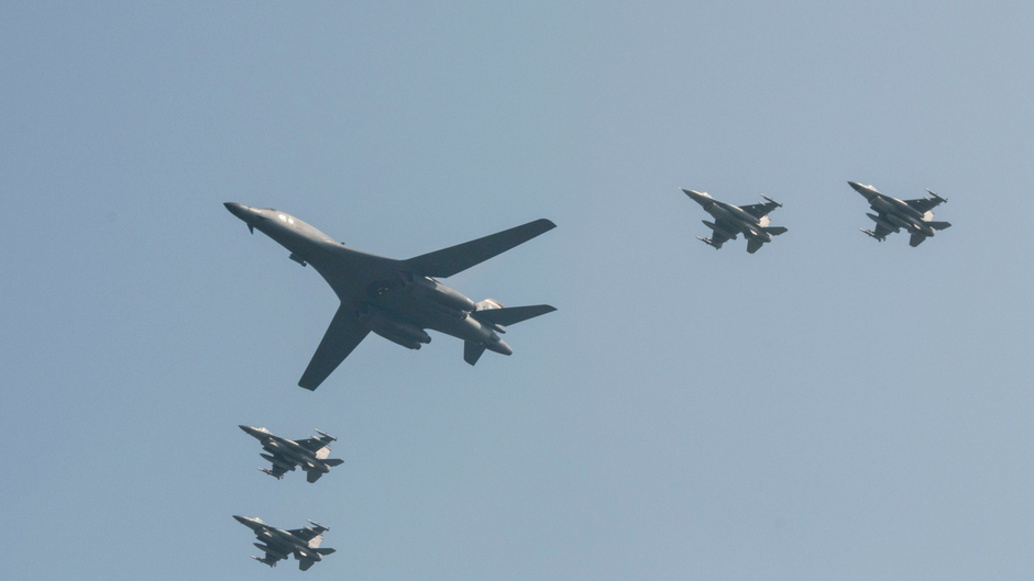 F-16 Fighting Falcon del 36 ° Fighter Squadron scortano un B-1B Lancer proveniente dalla Andersen Air Force Base, nel corso del sorvolo sopra i cieli della Corea. (Foto : Victor J. Caputo)