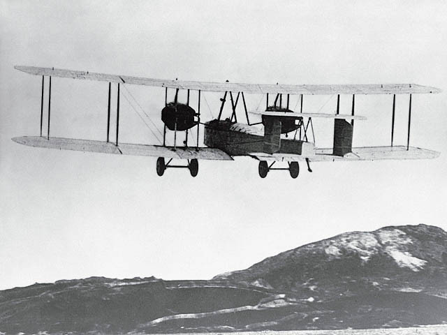 Vickers Vimy ripreso al decollo.