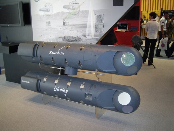 I due pod a confronto: il RecceLite (sopra) caratterizzato dal data link antenna (il cilindro che fuori esce da sotto per inteso), e il Litening III entrambi più efficaci degli "anziani" ma validi CLDP (Convertible laser designation pod) .